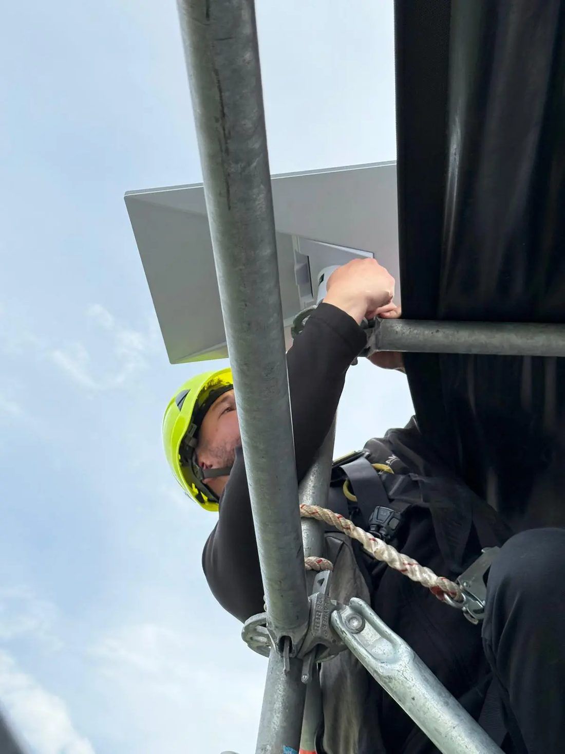 Equipo de conexión Starlink instalado para un servicio de Drone Málaga