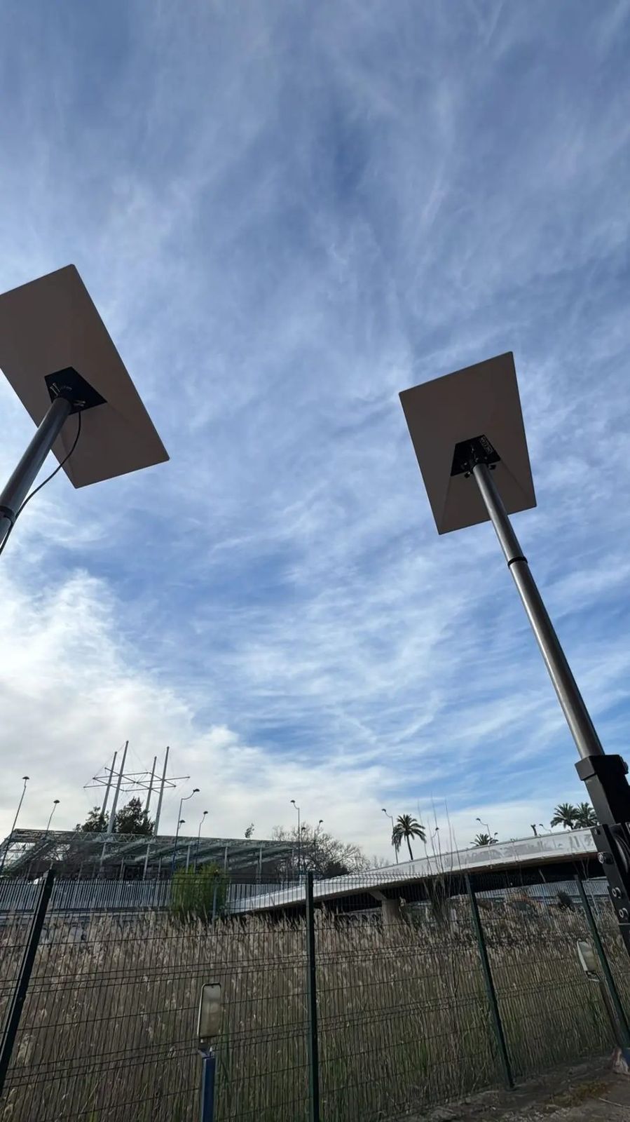 Antenas Starlink instaladas sobre mástiles